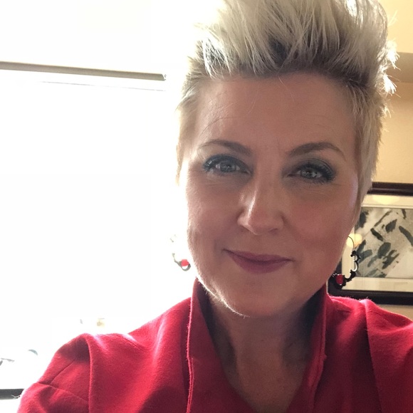 Meet your Posher, Erin - Picture 1 of 8